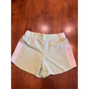 Woman’s Columbia shorts size extra large.